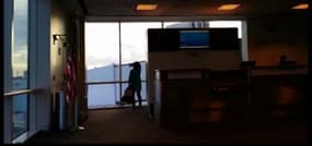 Ils ratent l’embarquement de leur avion et essayent d’attirer l’attention du pilote
