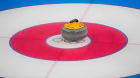 Une pierre de curling lors des JO 2022 de Pékin
