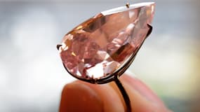 Un modèle montre le 'Unique Pink', le plus gros diamant rose vif taillé en poire jamais proposé aux enchères.