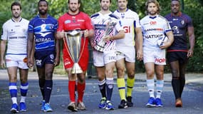 Le Toulonnais Carl Hayman porte le trophée de la Champions Cup, entouré des capitaines des clubs français