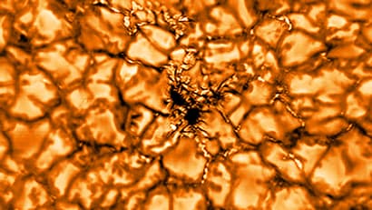 La complexité des champs magnétiques solaires capturée par le télescope GREGOR en haute résolution. La complexité des champs magnétiques solaires capturée par le télescope GREGOR en haute résolution.