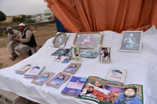 Des photos et portraits à l'effigie de Mumtaz Qadri, pendu en 2016 après avoir tué un gouverneur, dans un mausolée qui lui rend hommage dans les environs d'Islamabad le 15 février 2017