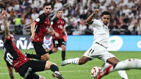 Sergi Darder s'interposant face à Rodrygo lors d'un match Majorque-Real Madrid, à Djeddah le 9 janvier 2025