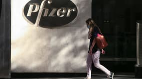 Une femme devant le siège mondial du groupe Pfizer à New York, le 9 novembre 2020
