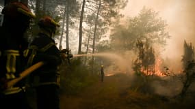 Les deux gigantesques incendies qui sévissent depuis le 12 juillet en Gironde ont brûlé plus de 19.000 hectares de forêt, Louchats, le 18 juillet 2022