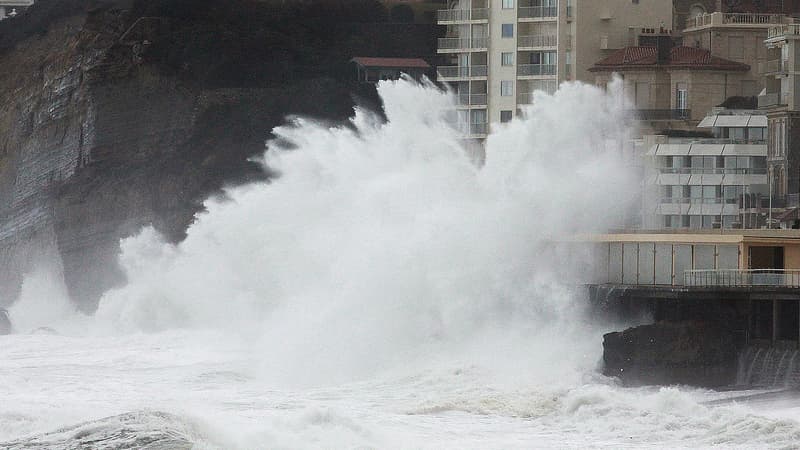 A Biarritz, les vagues sont impressionnantes, ici, le 3 mars 2014.