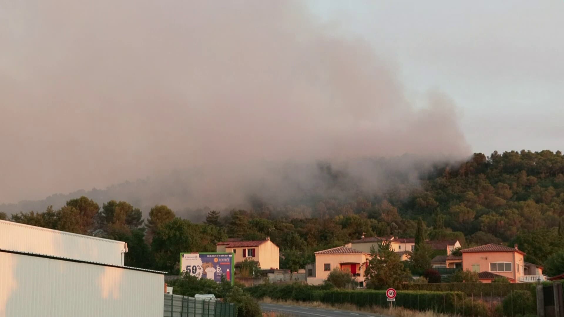 Incendie dans le Var: 100 hectares ravagés par un feu à Brignoles, deux pompiers blessés et 650 personnes évacuées