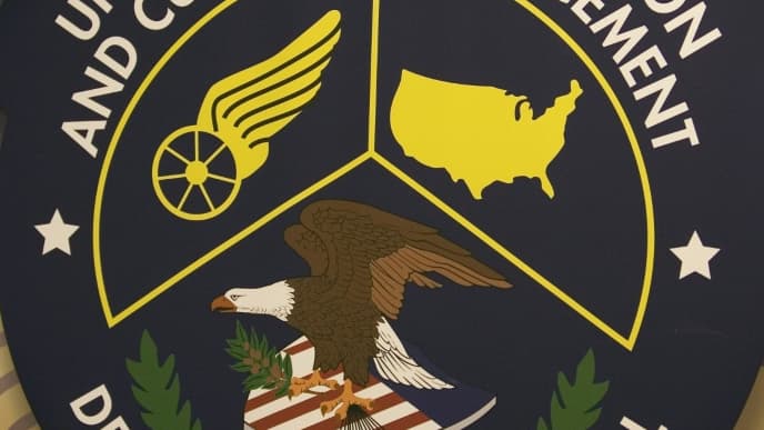 Le blason de la police de l'immigration et des douanes américaines (ICE)