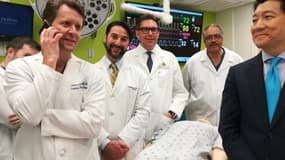 L'équipe de médecins de l'Université Johns Hopkins aux Etats-Unis qui ont opéré le patient pendant 14h. 
