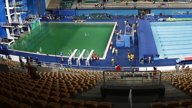 L'eau verte du bassin de plongeon olympique