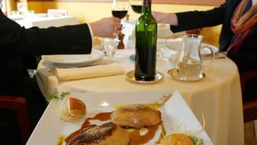 Selon le ministre du Travail Eric Woerth, les tickets restaurant ou chèques vacances, avantages distribués aux salariés français par les entreprises, ne seront pas taxés comme le laissaient penser des informations de presse. /Photo d'archives/REUTERS/Régi