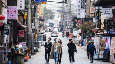 Des piétons marchant dans Séoul.