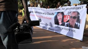 Des journalistes maliens ont organisé une marche en hommage aux deux journalistes français tués, lundi, à Bamako.