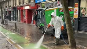Un agent de nettoyage à Paris.