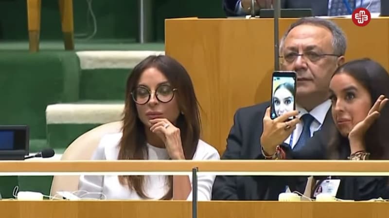 Le selfie de la fille du président de l'Azerbaïdjan lorsque ce dernier aborde le sujet des crimes de guerre à l'ONU