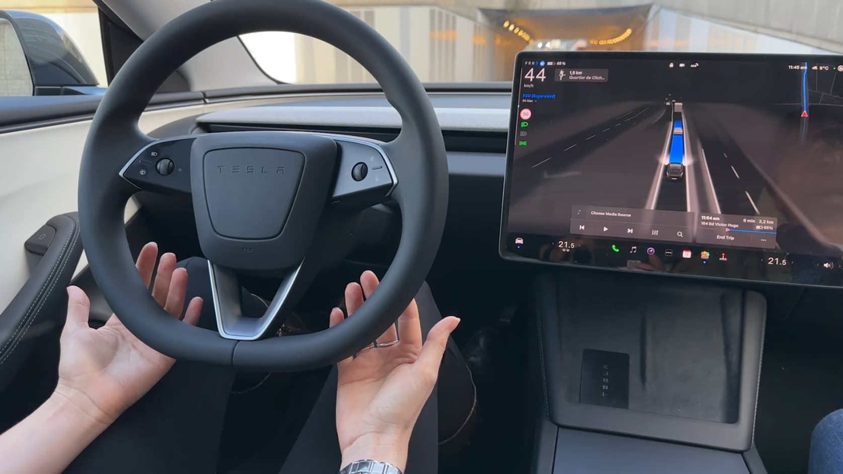 La "conduite automatique (supervisée)" que fait tester Tesla en décembre 2025 dans de nombreuses villes en Europe, dont Paris.