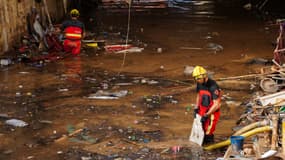 Des pompiers recherchent des corps parmi les débris le 2 novembre 2024, à la suite d'inondations meurtrières dans la ville d'Alfafar, dans la région de Valence, dans l'est de l'Espagne.