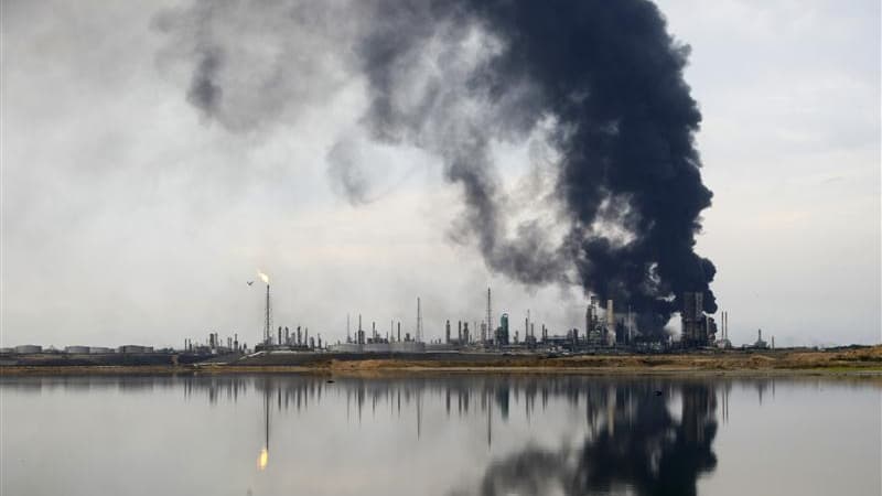 Une violente explosion due à une fuite de gaz a fait au moins 39 morts et des dizaines de blessés samedi matin dans la raffinerie de pétrole d'Amuay, la plus grande du Venezuela, dont l'activité a été stoppée. /Photo prise le 25 août 2012/REUTERS/Marife C