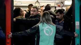 Une trame de RER bondée le 9 décembre 2019 à la station Châtelet à Paris pendant une grève de la RATP (Photo d'illustration).