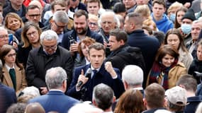 Emmanuel Macron à Spézet, dans le Finistère, le 5 avril 2022
