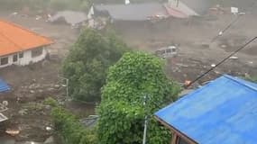 Des glissements de terrain provoqués par de fortes pluies ont emporté des maisons samedi, dans le centre du Japon.