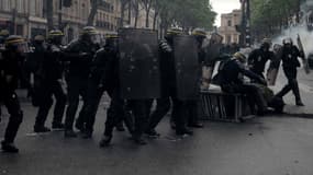 Un affrontement entre des manifestants et des policiers lors d'une manifestation contre la loi Travail à Paris, le 12 mai 2016. (Photo d'illustration) 