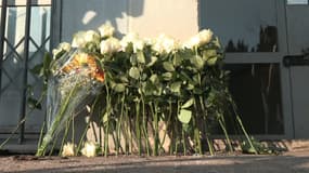 Des roses déposées devant l'immeuble touché par incendie où sept personnes sont mortes dans le quartier des Moulins à Nice le jeudi 18 juillet 2024.
