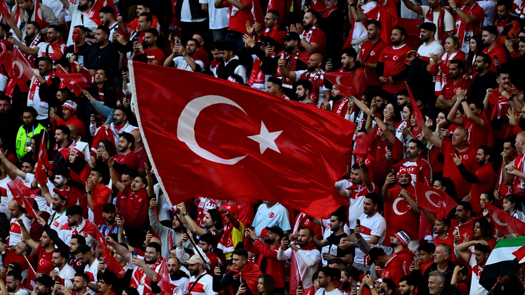 Des supporters turcs lors d'Autriche-Turquie à l'Euro le 2 juillet 2024