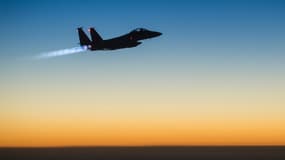 Un chasseur bombardier américain F-15E Strike Eagle survole le nord de l'Irak, le 23 septembre 2014, au petit matin.