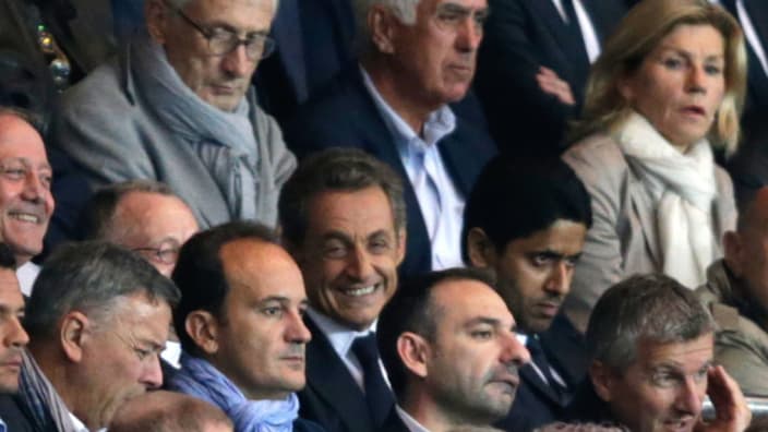 En habitué des lieux, Nicolas Sarkozy est à l'aise dans les tribunes du Parc des Princes, ici entre le président du PSG et celui de Lyon.