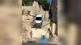 Une voiture s'est retrouvée perchée au-dessus de la corniche du Président John Fitzgerald Kennedy à Marseille dans la nuit de vendredi 27 à samedi 28 septembre 2024. 