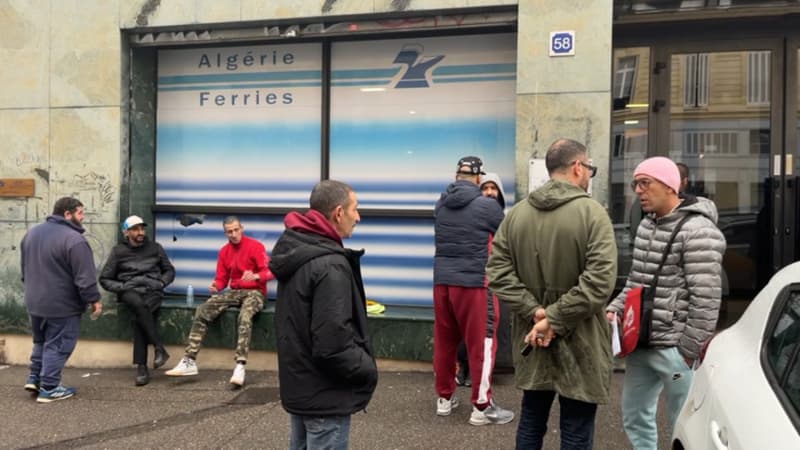 L'agence Algérie Ferries, où des clients mécontents de l'annulation de leur traversée se sont rassemblés, le 5 janvier 2024.
