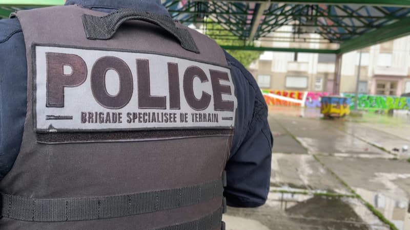 Un policier de la Brigade spécialisée de terrain (BST) dans la cité Fenoglio à Nice (Alpes-Maritimes) en janvier 2025.