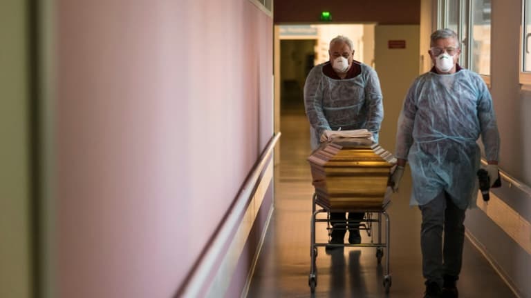 Des employés des pompes funèbres transportent le corps d'une victime du Covid-19 dans un hôpital de Mulhouse, en France, le 5 avril 2020 (Photo d'illustration).