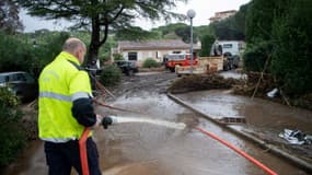 Un pompier nettoie une rue à Roquebrune-sur-Argens le 11 octobre