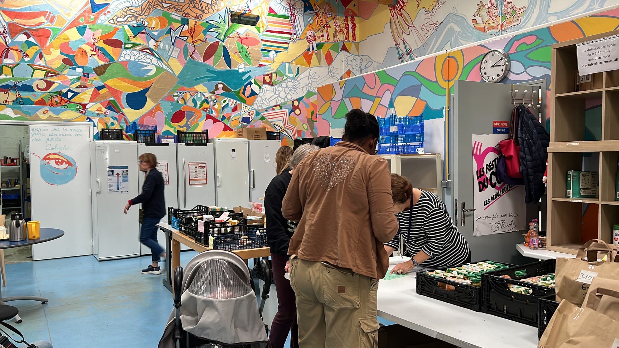 Distribution d'aide alimentaire dans le centre des Restos du Coeur à Rueil-Malmaison