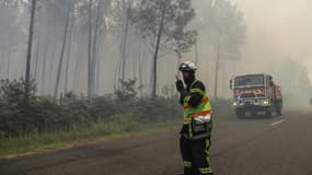 Des pompiers tentent de circonscrire un incendie, le 17 juillet 2022 à Louchats (Gironde)