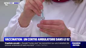 Les étapes de la préparation des doses de vaccin Pfizer/BioNTech dans un centre ambulatoire de Rueil-Malmaison