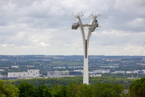 Depuis juin 2020, une étape clé de construction du téléphérique Téléo à Toulouse a débuté : les cinq pylônes blancs prévus sont érigés les uns après les autres.