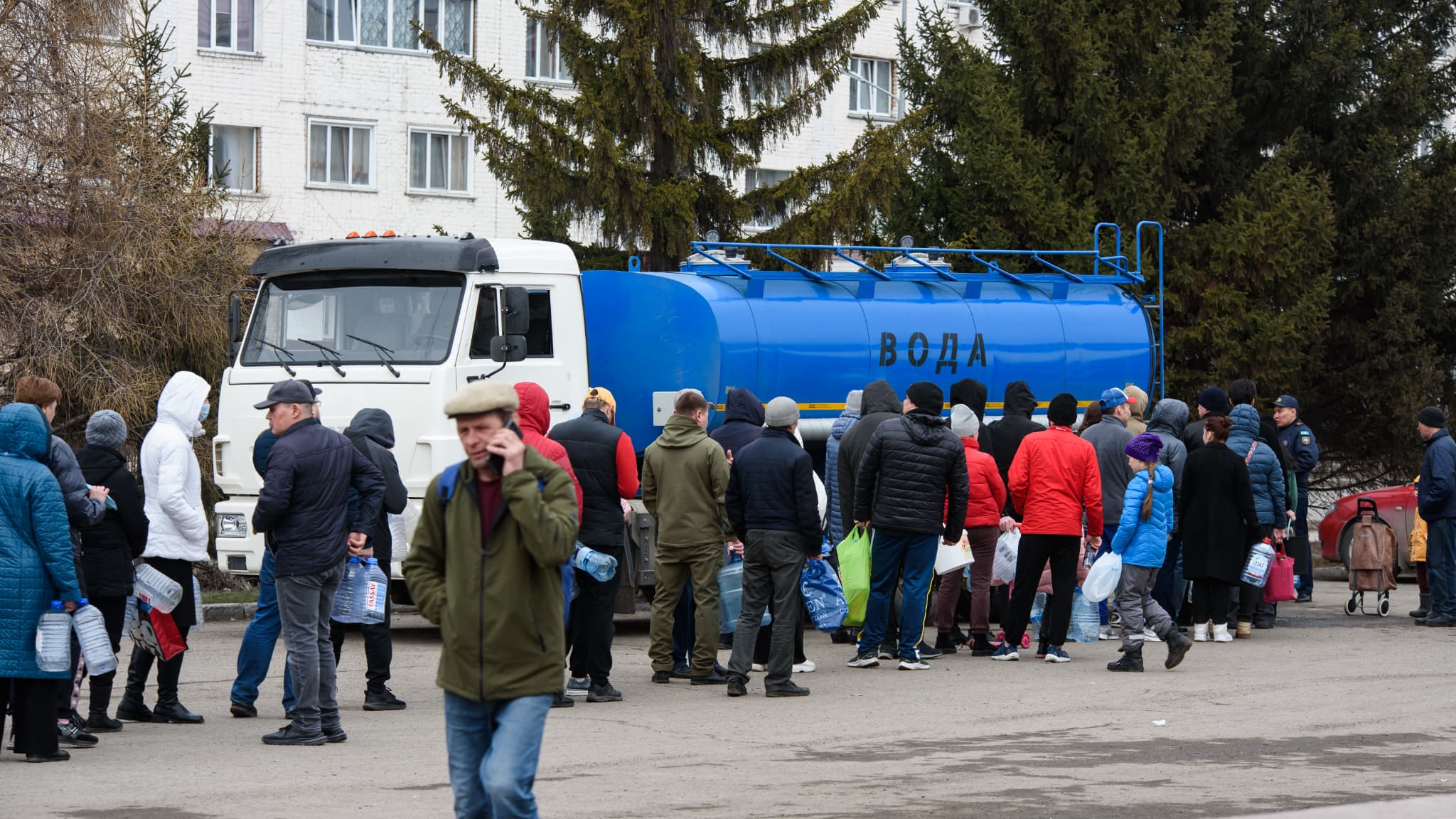 Des habitants font la queue pour obtenir de l'eau potable dans la ville de Petropavl, touchée par les inondations, dans le nord du Kazakhstan, près de la frontière avec la Russie, le 14 avril 2024.