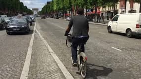 La piste cyclable voulue par la mairie sur les Champs-Elysées pourrait être installée au milieu de l'avenue.