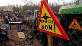 Jean-Marc Ayrault appelle ses alliés écologistes à choisir leur camp au sujet du projet d'aéroport de Notre-Dame-des-Landes (Loire-Atlantique), près de Nantes, dans un entretien publié jeudi dans Le Point. /Photo prise le 26 novembre 2012/REUTERS/Stéphane