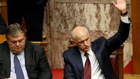 Le parlement grec a voté vendredi soir la confiance au gouvernement de George Papandreou (à droite) mais celui-ci pourrait laisser son poste de Premier ministre d'un nouvel exécutif à son ministre des Finances Evangelos Venizelos (à gauche). /Photo prise