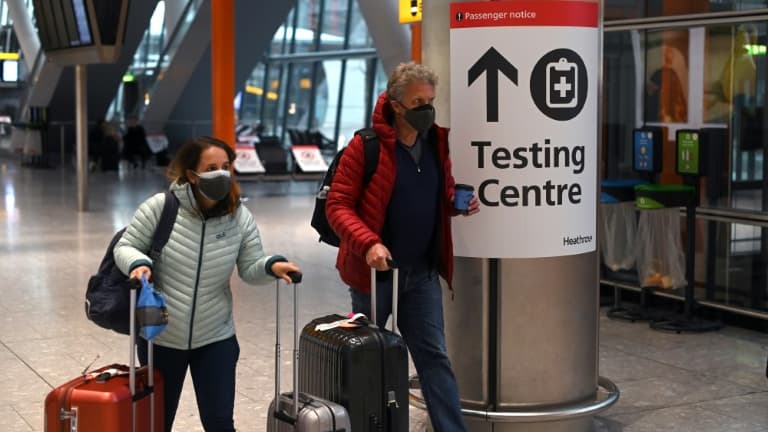 A l'aéroport d'Heathrow, à Londres, le 9 février 2021, une pancarte indique l'endroit où l'on peut se faire tester.