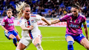 Amandine Henry au duel avec Cecilia Salvai lors d'un match OL-Juventus en Ligue des champions féminine, à Lyon le 21 décembre 2022
