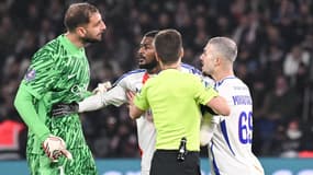 Gianluigi Donnarumma et Georges Mikautadze lors de PSG-OL, le 15 décembre 2024 en Ligue 1