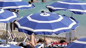 Des vacanciers sur une plage de la Côte d'Azur (photo d'illustration).