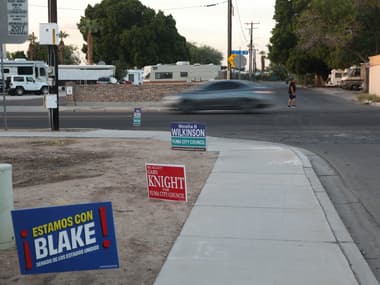Des pancartes électorales en Arizona, le 7 novembre 2022