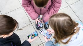 Des enfants avec leurs smartphones.