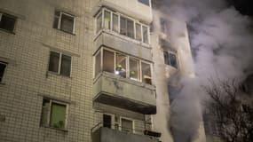 Les pompiers éteignent un incendie dans un immeuble résidentiel endommagé à la suite d'une attaque de drones russes sur la ville de Vyshhorod, dans la région de Kiev, tôt le matin du 30 novembre 2025, alors que la Russie envahit l'Ukraine.